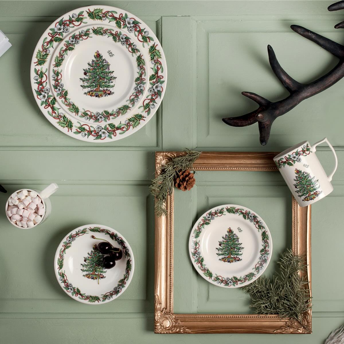 Spode Christmas Tree Wreath Jug image number null